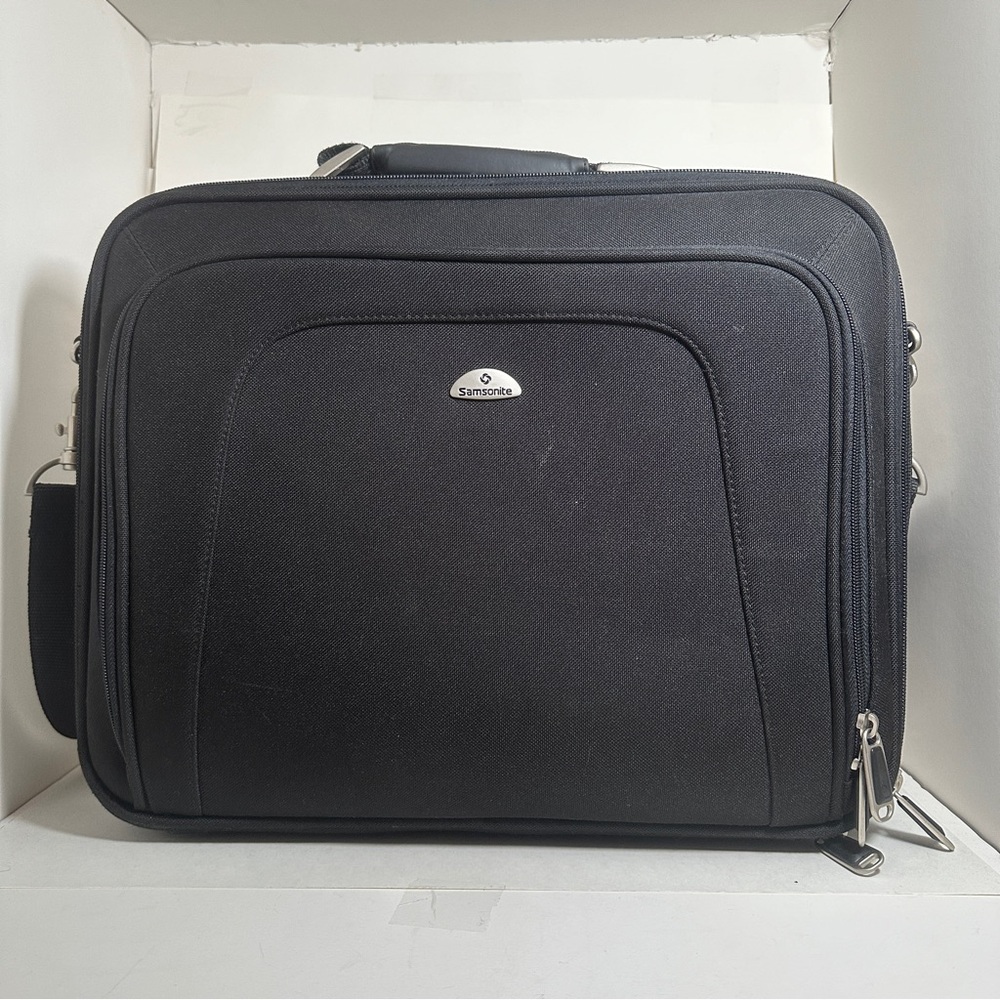 Samsonite Model 605 Thin Laptop  15 Inch Messenger Bag